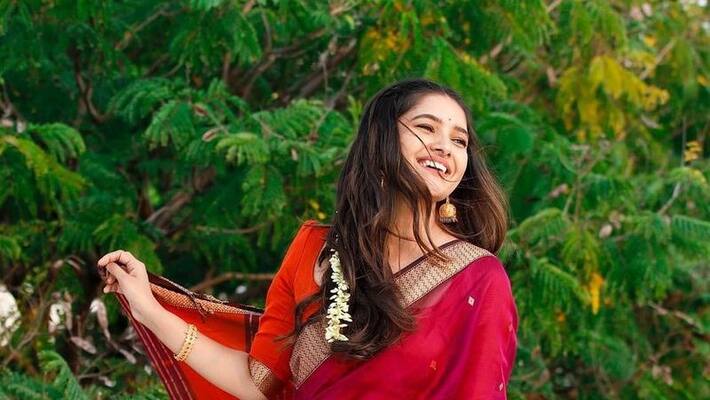 Actress Vani Bhojan latest stills in Red Saree Actress Vani Bhojan latest stills in Red Saree