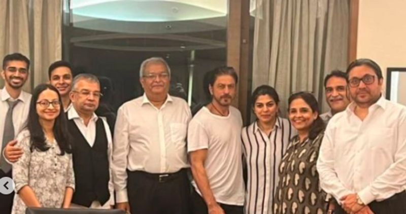 Shah Rukh Khan poses with team of lawyers after Aryans bail in drugs case dpl