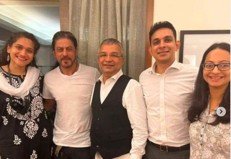 Shah Rukh Khan poses with team of lawyers after Aryans bail in drugs case dpl
