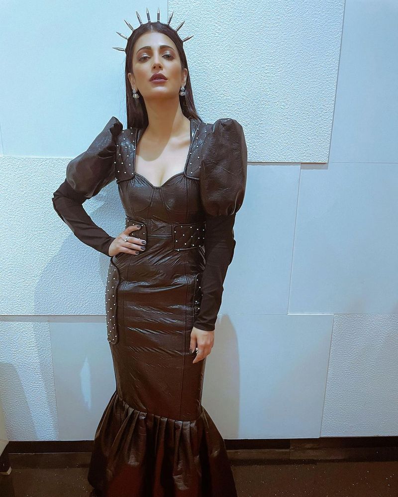 shruti haasan looking gorgeous in black bold outfit NTP