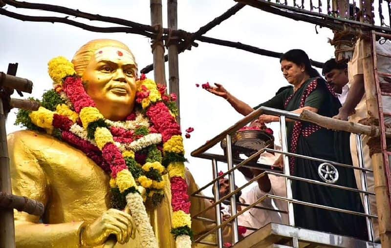 Sasikala yesterday ...! Today MK Stalin ...! VIPs pile up in front of the pasumponnar statue.