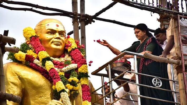 sasikala pays homage to the idol of Muthuramalinga devar sasikala pays homage to the idol of Muthuramalinga devar