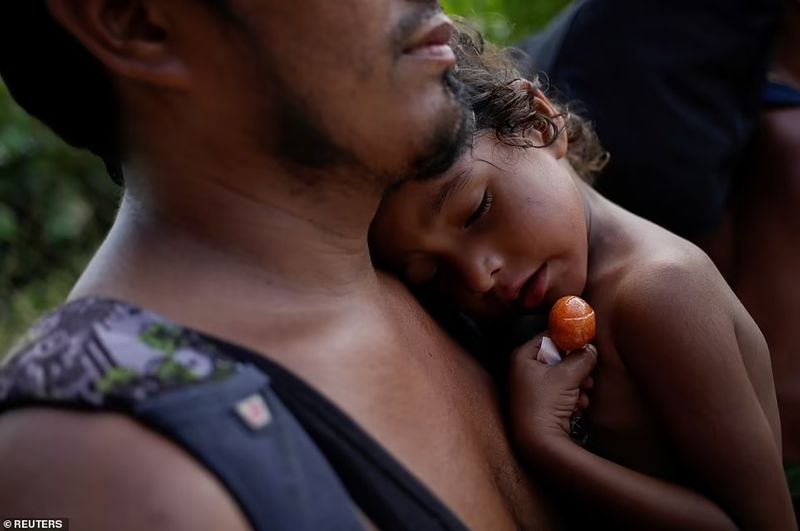 group of 5000 immigrants set out to immigrate to the United States through mexico