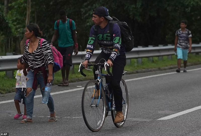 group of 5000 immigrants set out to immigrate to the United States through mexico