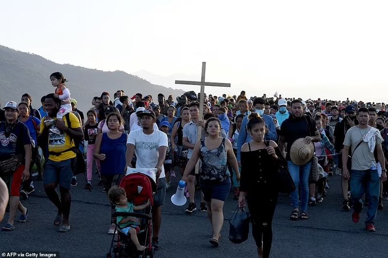 group of 5000 immigrants set out to immigrate to the United States through mexico