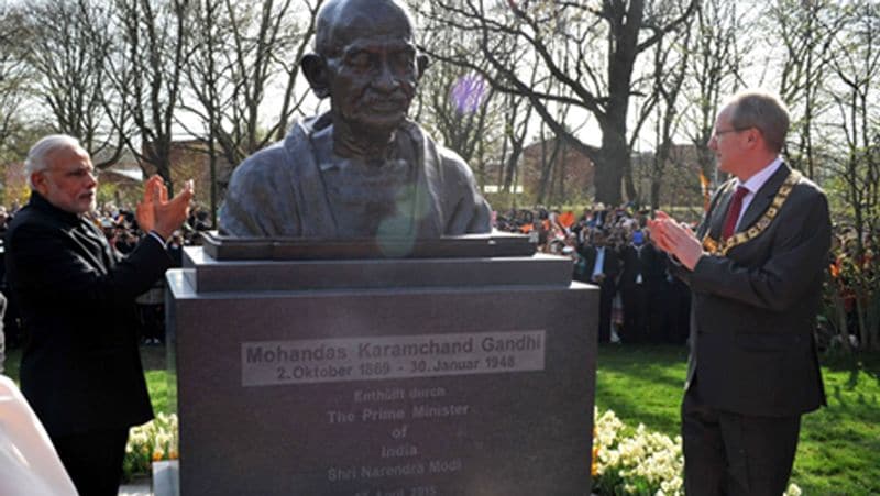 pm modi paid tribute to mahatma gandhi whenever he visited foreign bmm