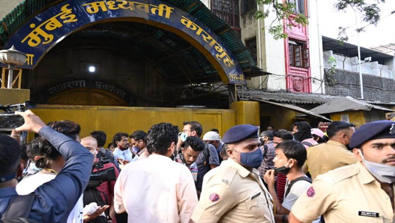 shahrukh khan s son Aryan Khan walks out of arthur road jail returns to mannat after 26 days BRD
