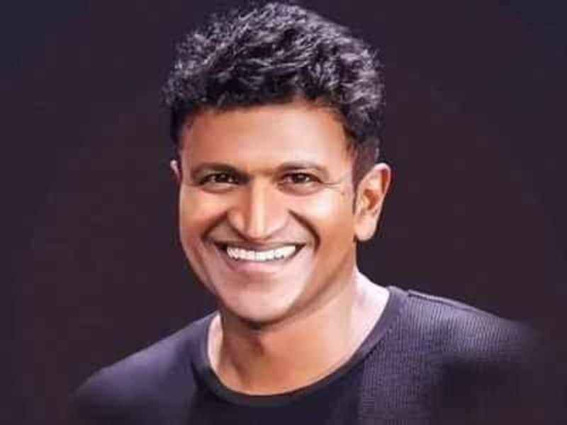 News reader cries in live after hearing the news of the actor puneeth rajkumar death
