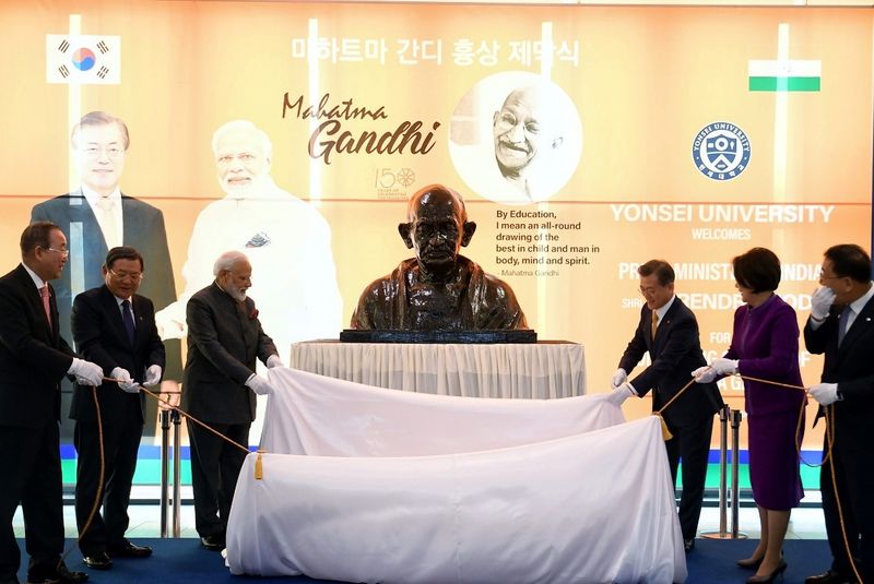 pm modi paid tribute to mahatma gandhi whenever he visited foreign bmm
