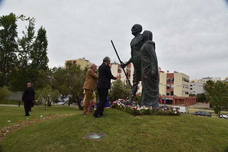 pm modi paid tribute to mahatma gandhi whenever he visited foreign bmm