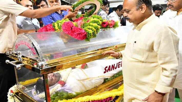 Actor puneeth rajkumar last rites in kanteerava studio bengaluru on Oct 31 rbj Actor puneeth rajkumar last rites in kanteerava studio bengaluru on Oct 31 rbj