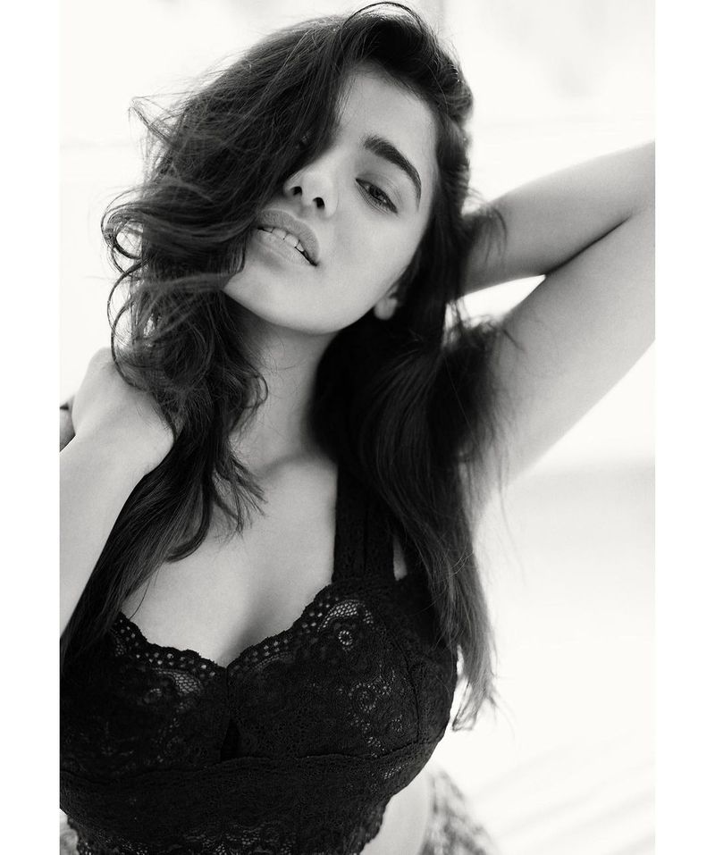 romantic movie heroine ketika sharma sensational hot show if you see diwali festival come and firing