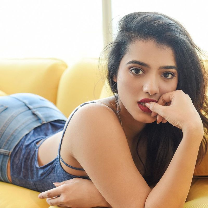 romantic movie heroine ketika sharma sensational hot show if you see diwali festival come and firing