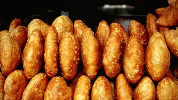 Woman shares pic of kachoris served on chemistry paper at Kota station. Internet reacts Woman shares pic of kachoris served on chemistry paper at Kota station. Internet reacts