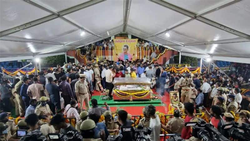 Puneeth Rajkumar Death: पूरे राजकीय सम्मान के साथ किया जाएगा कन्नड़ एक्टर का अंतिम संस्कार | Puneeth Rajkumar Death: Kannada Star&#39;s Last Rites to Be Held With State Honours, Fans Pay Last