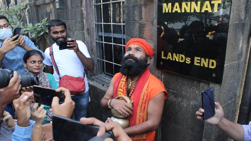 Aryan Khan release from jail, fans waiting for shahrukh khan son out side mannat