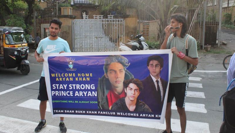 Aryan Khan release from jail, fans waiting for shahrukh khan son out side mannat