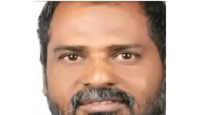 Vizika Pramukar, who was hacked to death while running in the middle of the road, was arrested by a mercenary gang of 7 people. Vizika Pramukar, who was hacked to death while running in the middle of the road, was arrested by a mercenary gang of 7 people.