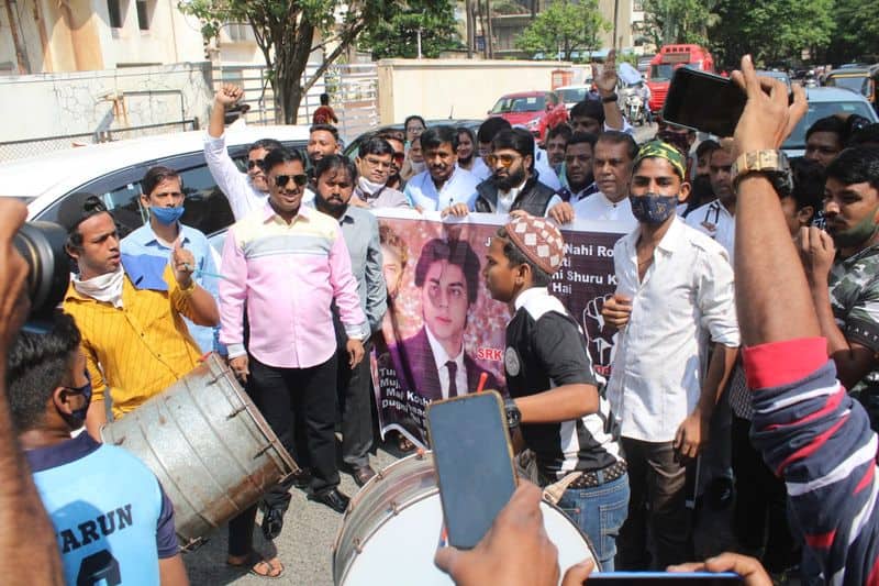 Aryan Khan Drugs Case Arthur Road Jail to Shahrukh Khan house Mannat in Mumbai crowd thronged streets for Aryan Khan see Live 12 Photos