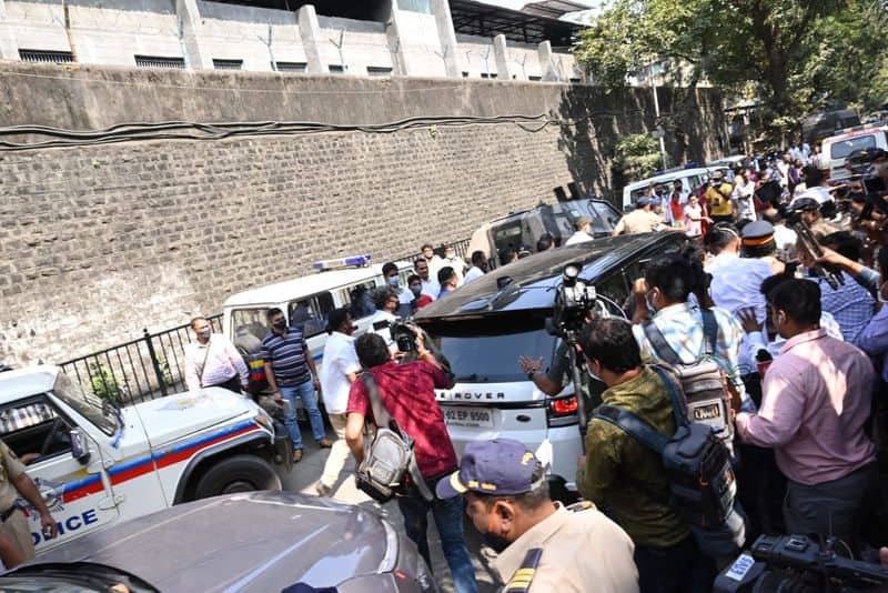 Aryan Khan Drugs Case Arthur Road Jail to Shahrukh Khan house Mannat in Mumbai crowd thronged streets for Aryan Khan see Live 12 Photos
