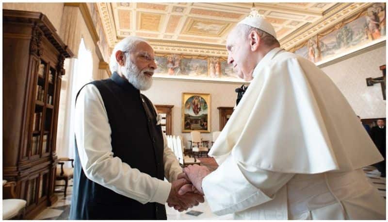 Modi impressed the Pope at the first meeting .. hugging and talked for 1 hour.