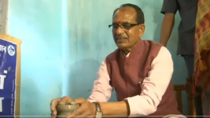 Madhya Pradesh, CM Shivraj Singh Chauhan gave message of vocal for local by making mitti diya Madhya Pradesh, CM Shivraj Singh Chauhan gave message of vocal for local by making mitti diya