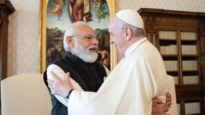 Modi impressed the Pope at the first meeting .. hugging and talked for 1 hour. Modi impressed the Pope at the first meeting .. hugging and talked for 1 hour.