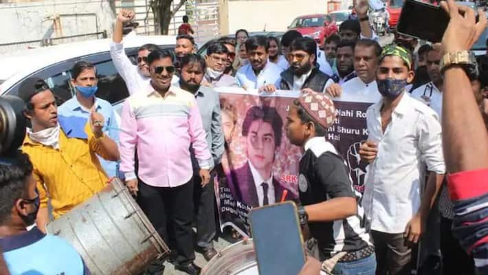 Aryan Khan released from jail, fans waiting for Shahrukh Khan son outside Mannat gets robbed, many mobiles stolen Aryan Khan released from jail, fans waiting for Shahrukh Khan son outside Mannat gets robbed, many mobiles stolen