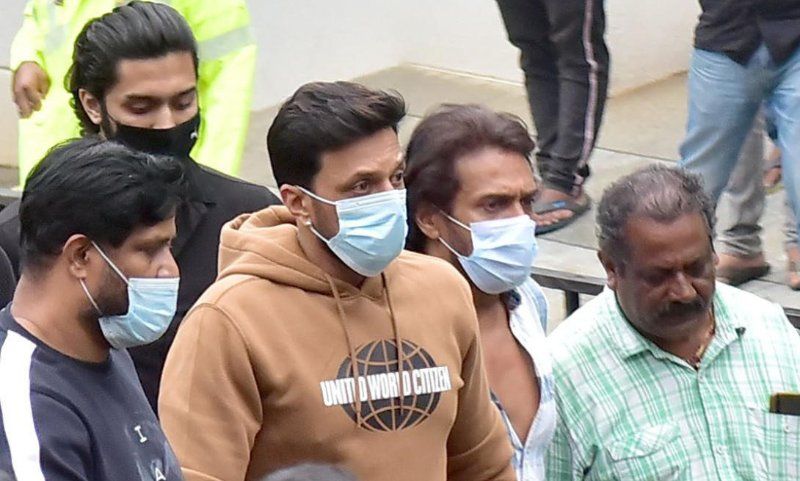 Celebrities who paid tributes to Puneet Rajkumar body photo gallery
