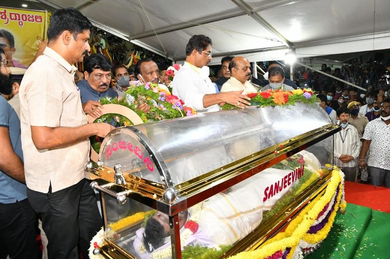Celebrities who paid tributes to Puneet Rajkumar body photo gallery