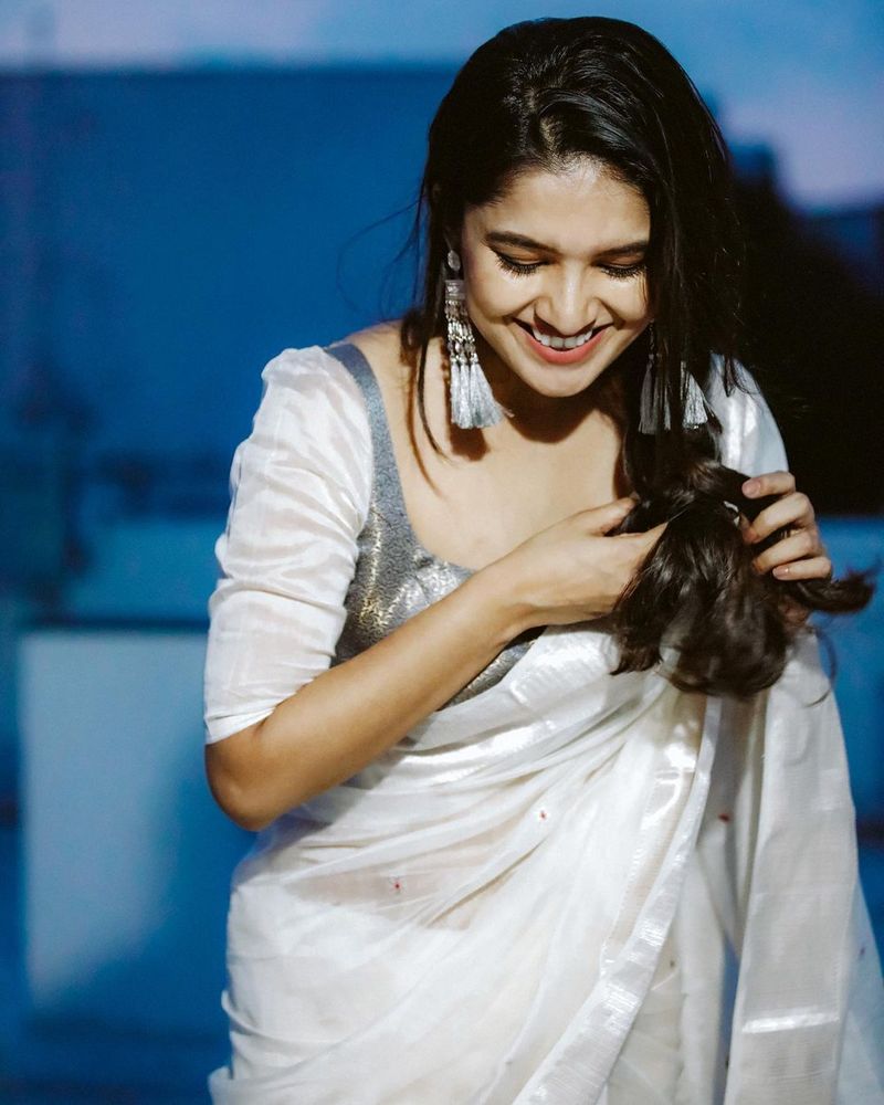 actress vani bhojan latest white saree stunning hot photos