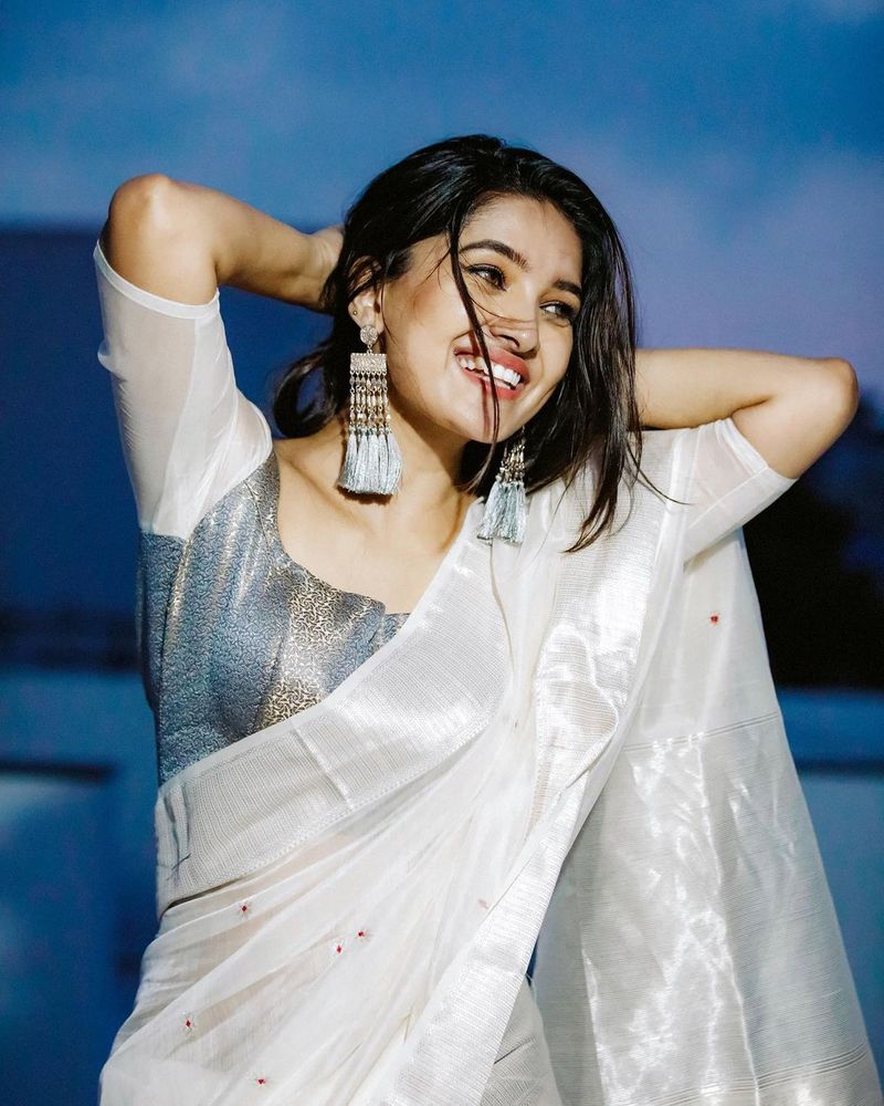 actress vani bhojan latest white saree stunning hot photos