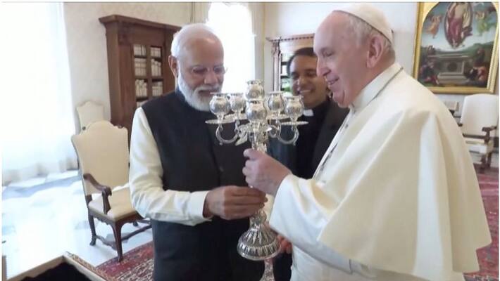 pm modi italy visit modi meets pope francis in vatican city gifted silver candlestick and a book pm modi italy visit modi meets pope francis in vatican city gifted silver candlestick and a book