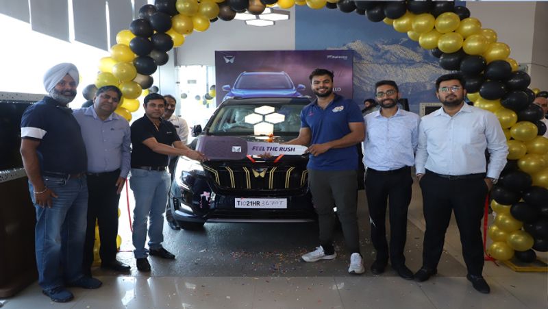 Mahindra XUV700 deliveries begin, keys of the Gold Edition handed over to Tokyo Paralympic medalist Sumit Antil