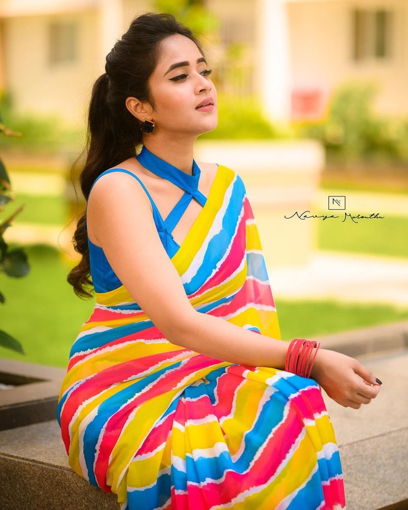 deepthi sunaina mind blowing in saree poses visual treat for netizens