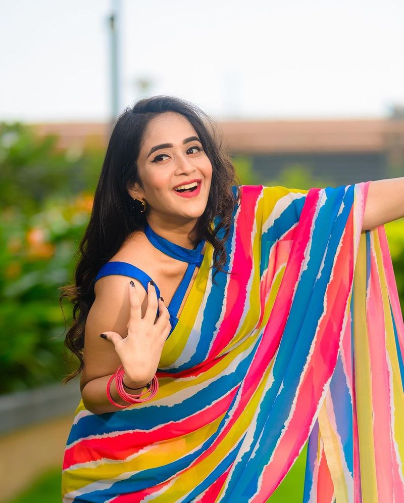 deepthi sunaina mind blowing in saree poses visual treat for netizens