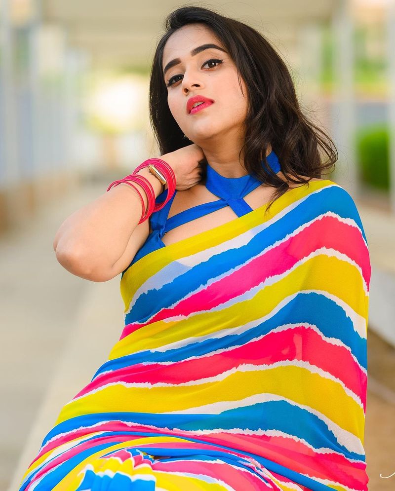 deepthi sunaina mind blowing in saree poses visual treat for netizens