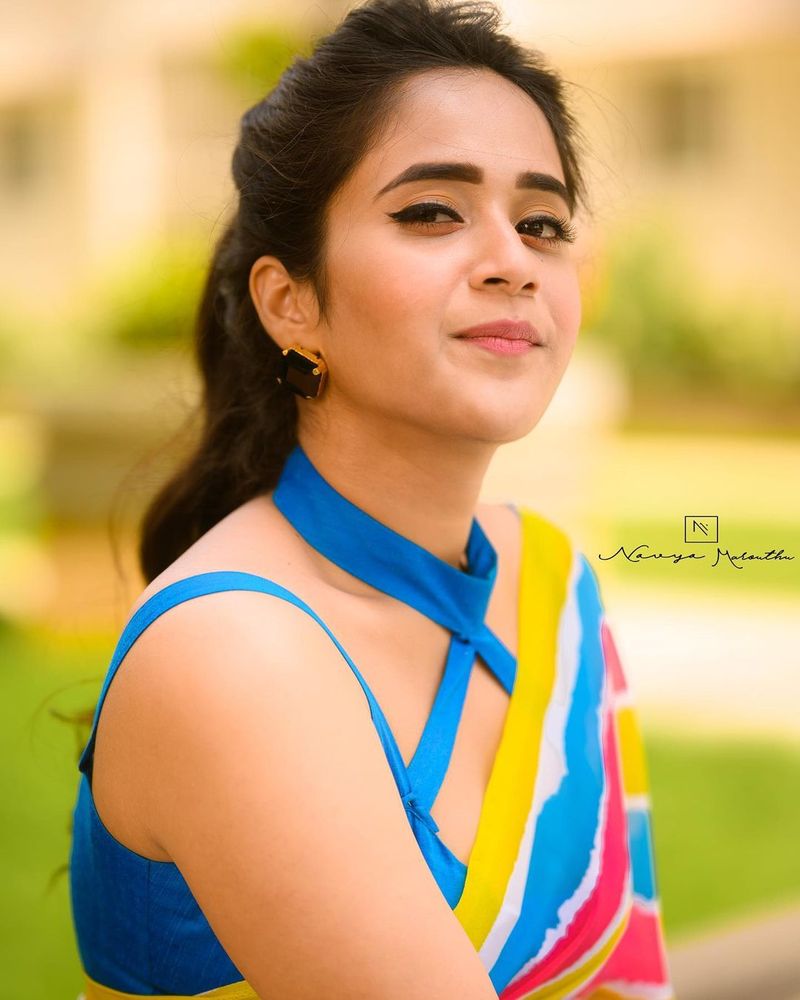 deepthi sunaina mind blowing in saree poses visual treat for netizens