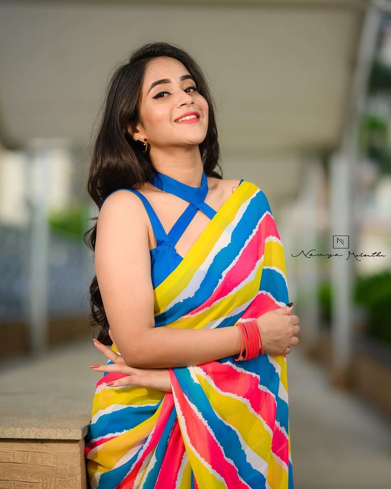 deepthi sunaina mind blowing in saree poses visual treat for netizens
