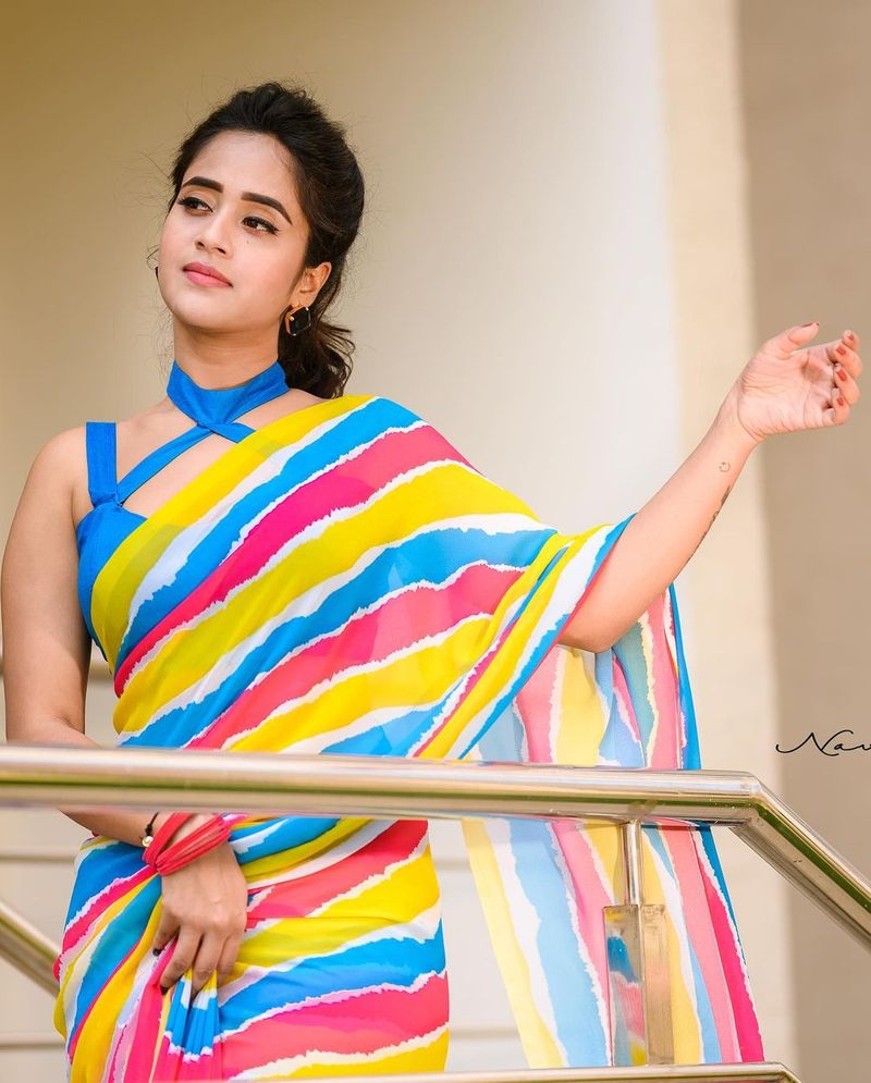 deepthi sunaina mind blowing in saree poses visual treat for netizens
