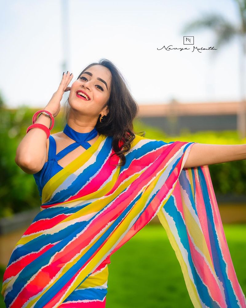 deepthi sunaina mind blowing in saree poses visual treat for netizens