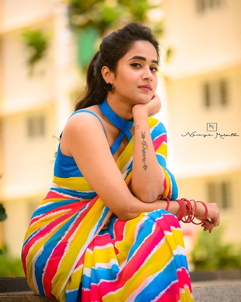 deepthi sunaina mind blowing in saree poses visual treat for netizens