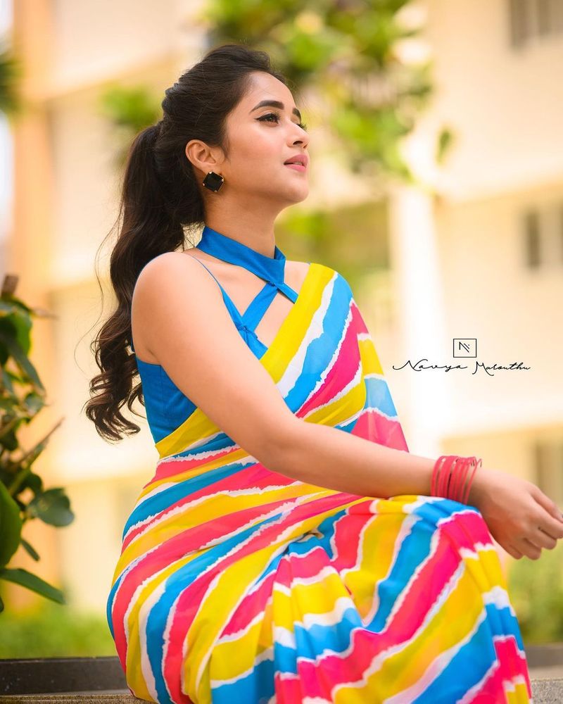 deepthi sunaina mind blowing in saree poses visual treat for netizens