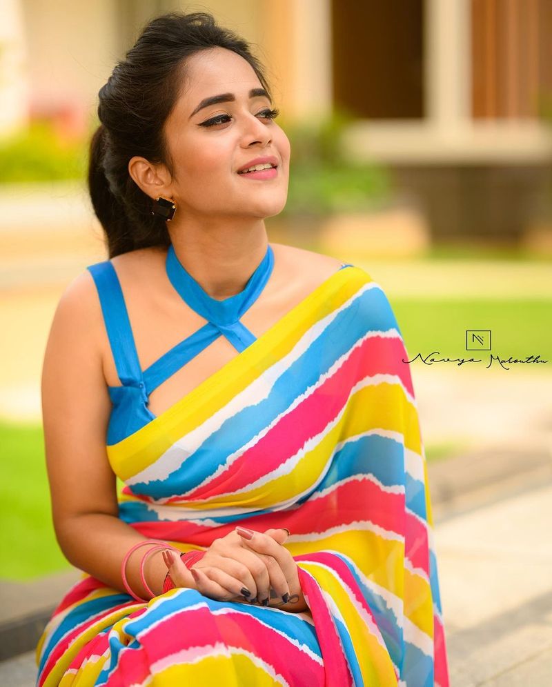 deepthi sunaina mind blowing in saree poses visual treat for netizens