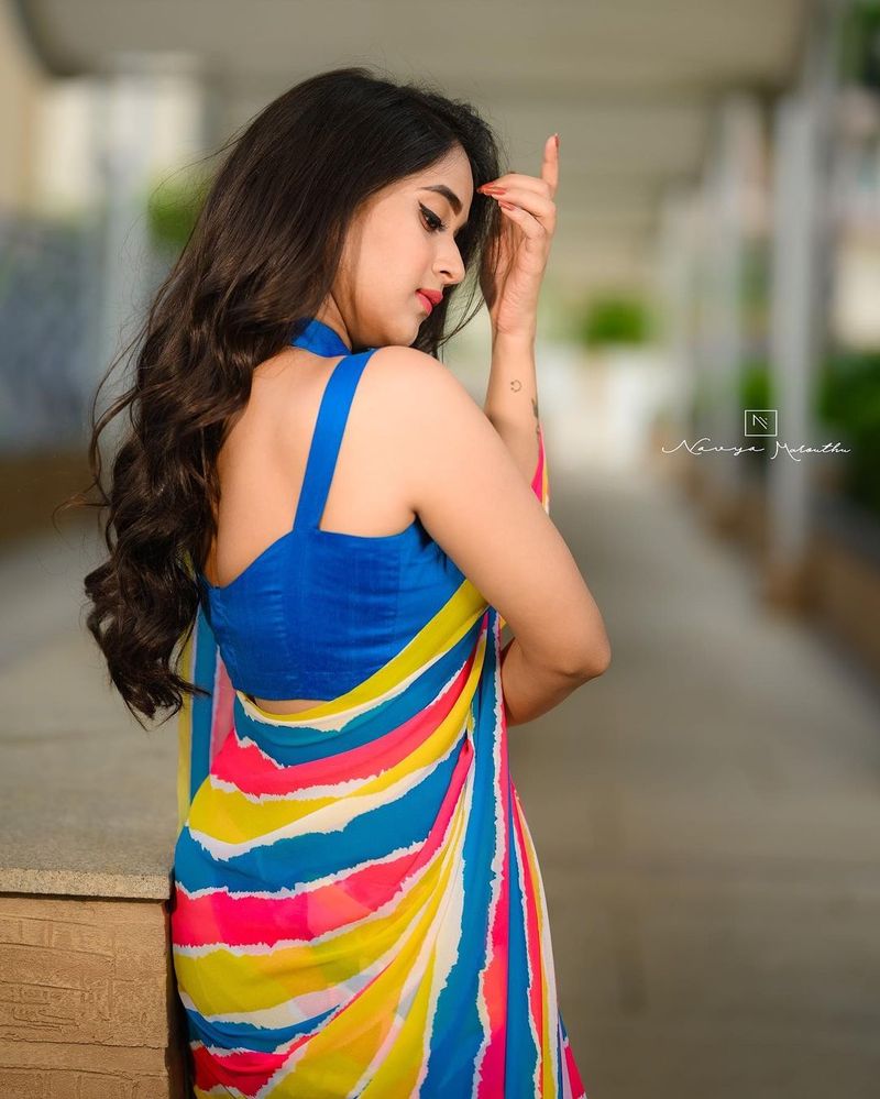 deepthi sunaina mind blowing in saree poses visual treat for netizens