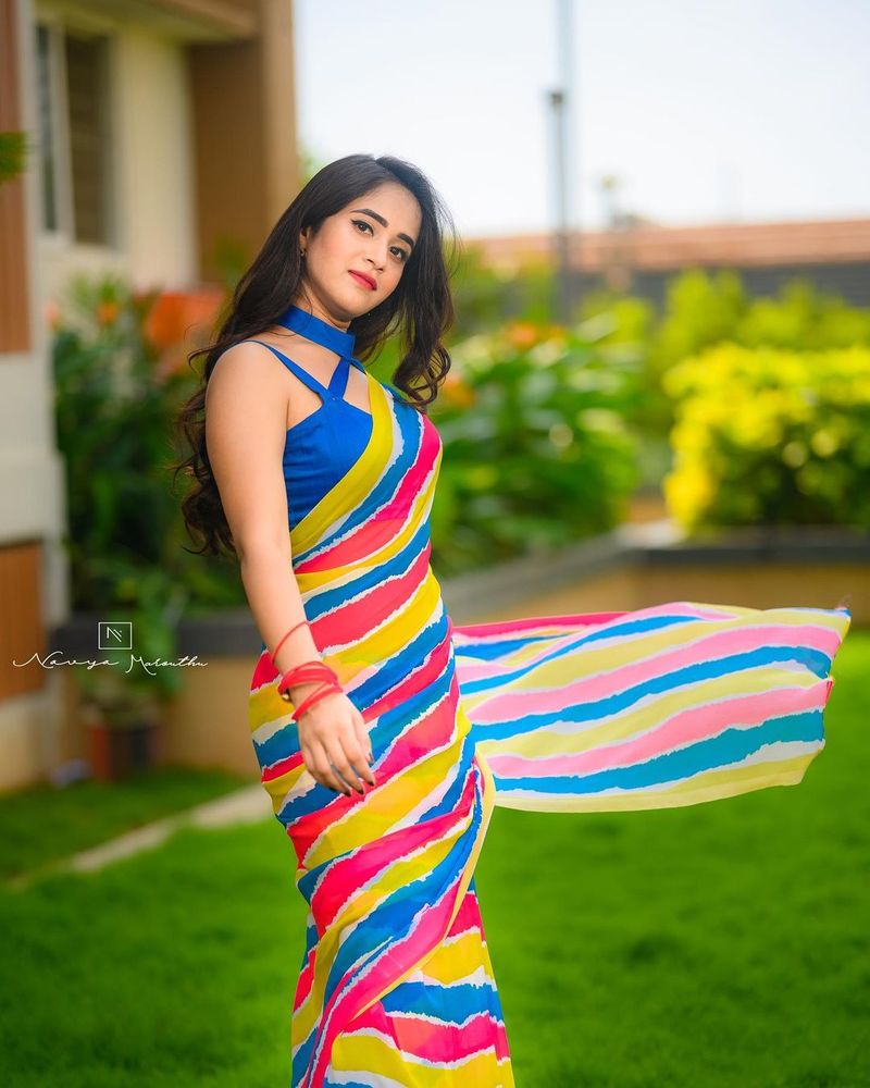deepthi sunaina mind blowing in saree poses visual treat for netizens