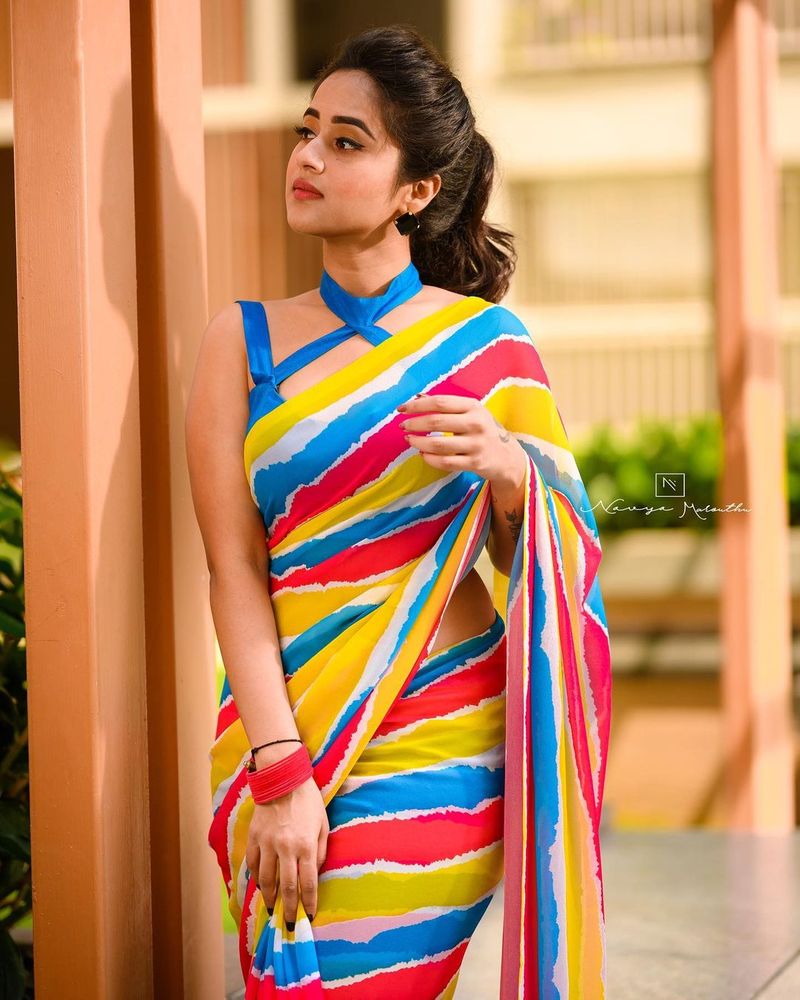 deepthi sunaina mind blowing in saree poses visual treat for netizens