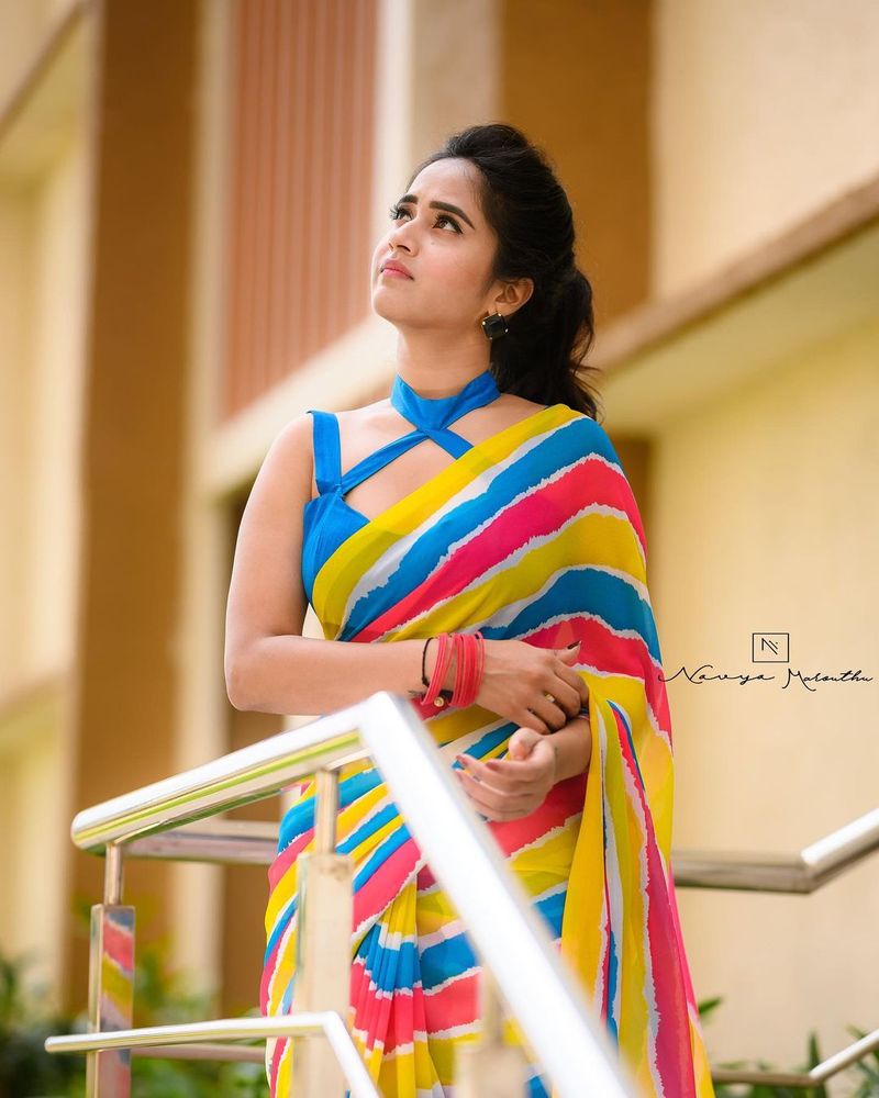 deepthi sunaina mind blowing in saree poses visual treat for netizens