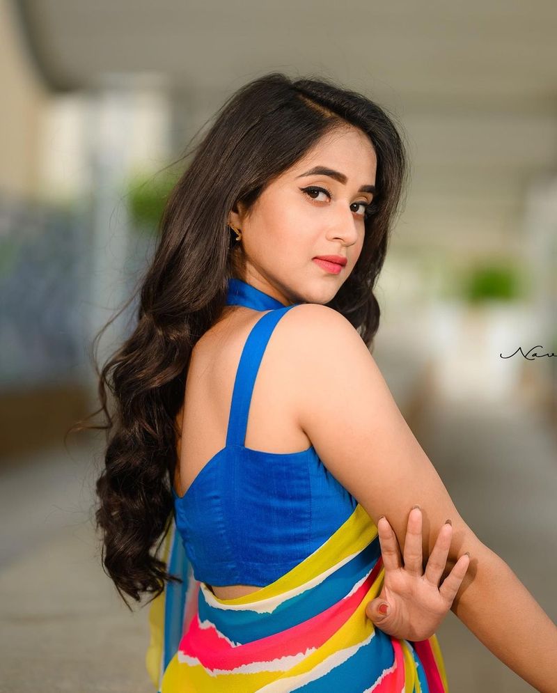 deepthi sunaina mind blowing in saree poses visual treat for netizens