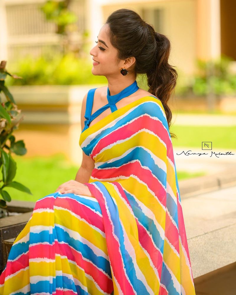 deepthi sunaina mind blowing in saree poses visual treat for netizens